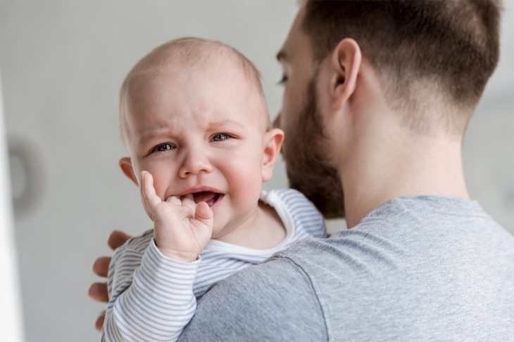 Bébé avec papa pleurs 