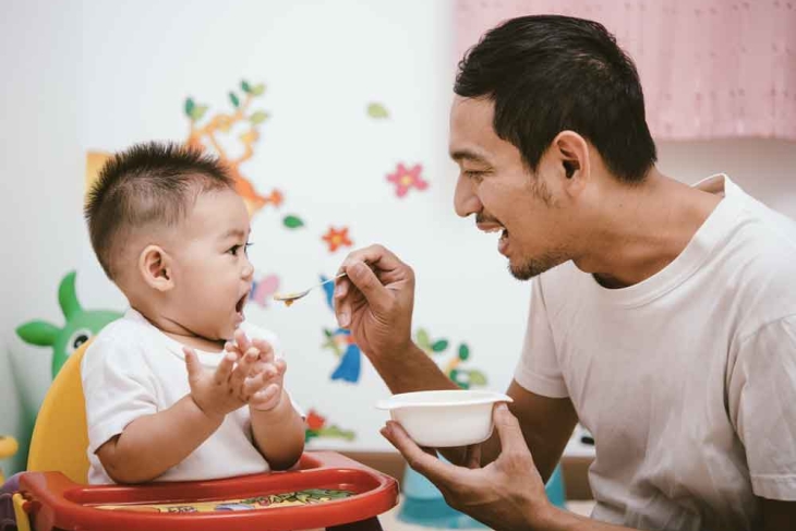 débuter la diversification alimentaire bébé