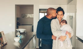 parents avec bébé dans cuisine tendresse et calin