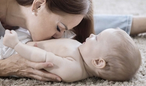 maman bisou ventre bébé