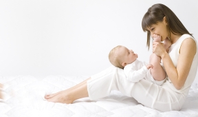 maman jouant avec bebe rires